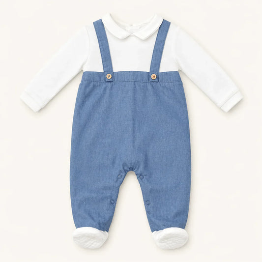 babygrow de malha algodão com mangas compridas branco e azul, detalhe suspensórios
