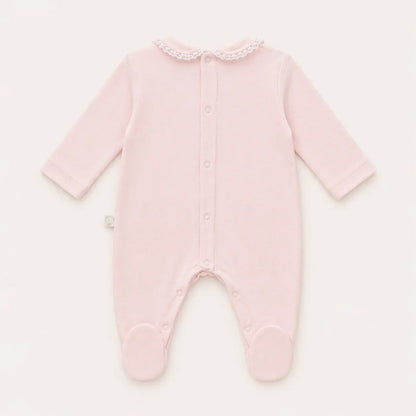 Babygrow rosa de malha para bebé, de manga comprida, com gola de renda, visto de costas