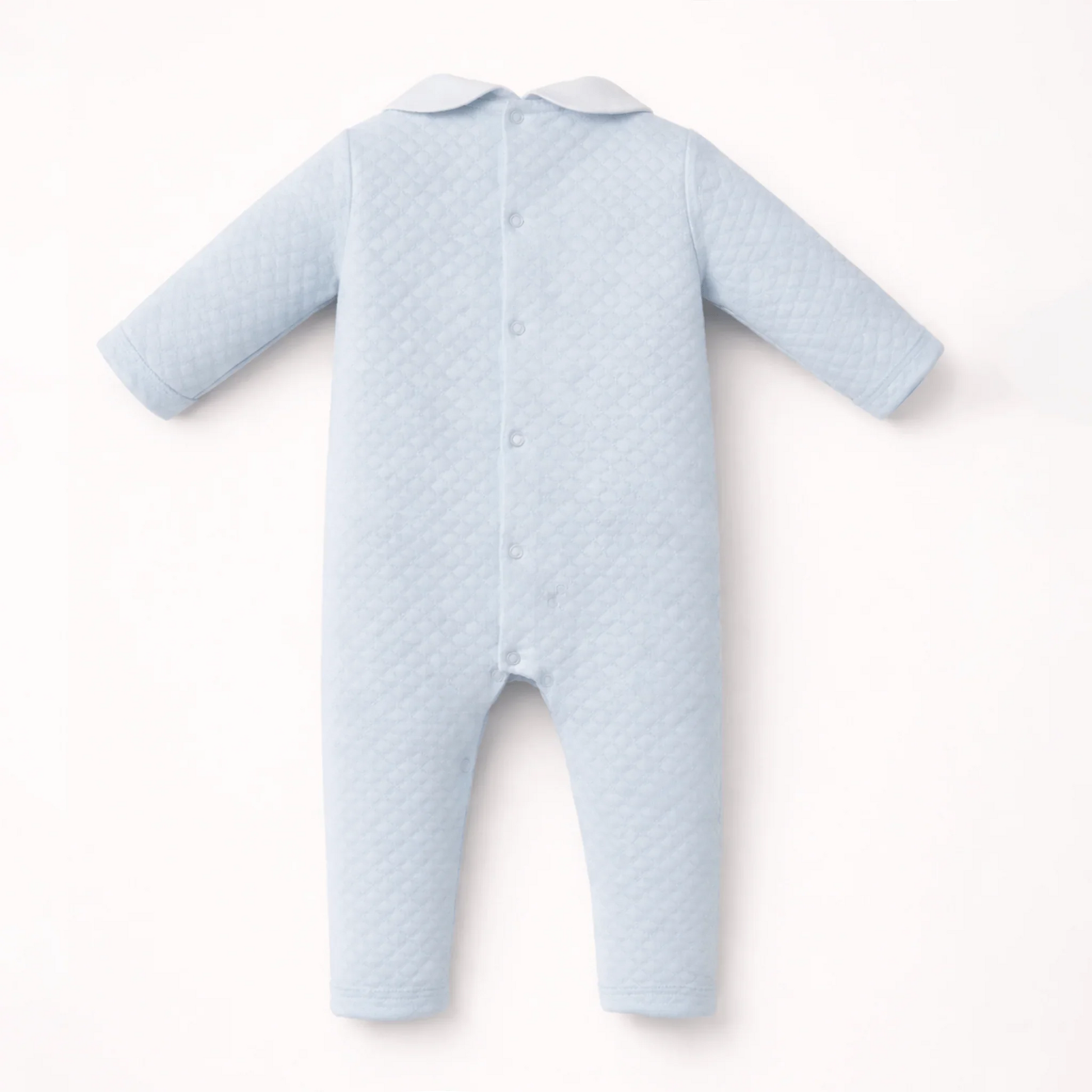 Babygrow azul de manga comprida em tecido acolchoado visto de costas, com botões atrás.