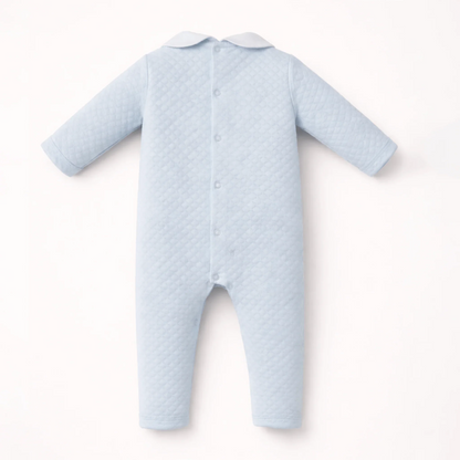 Babygrow azul de manga comprida em tecido acolchoado visto de costas, com botões atrás.