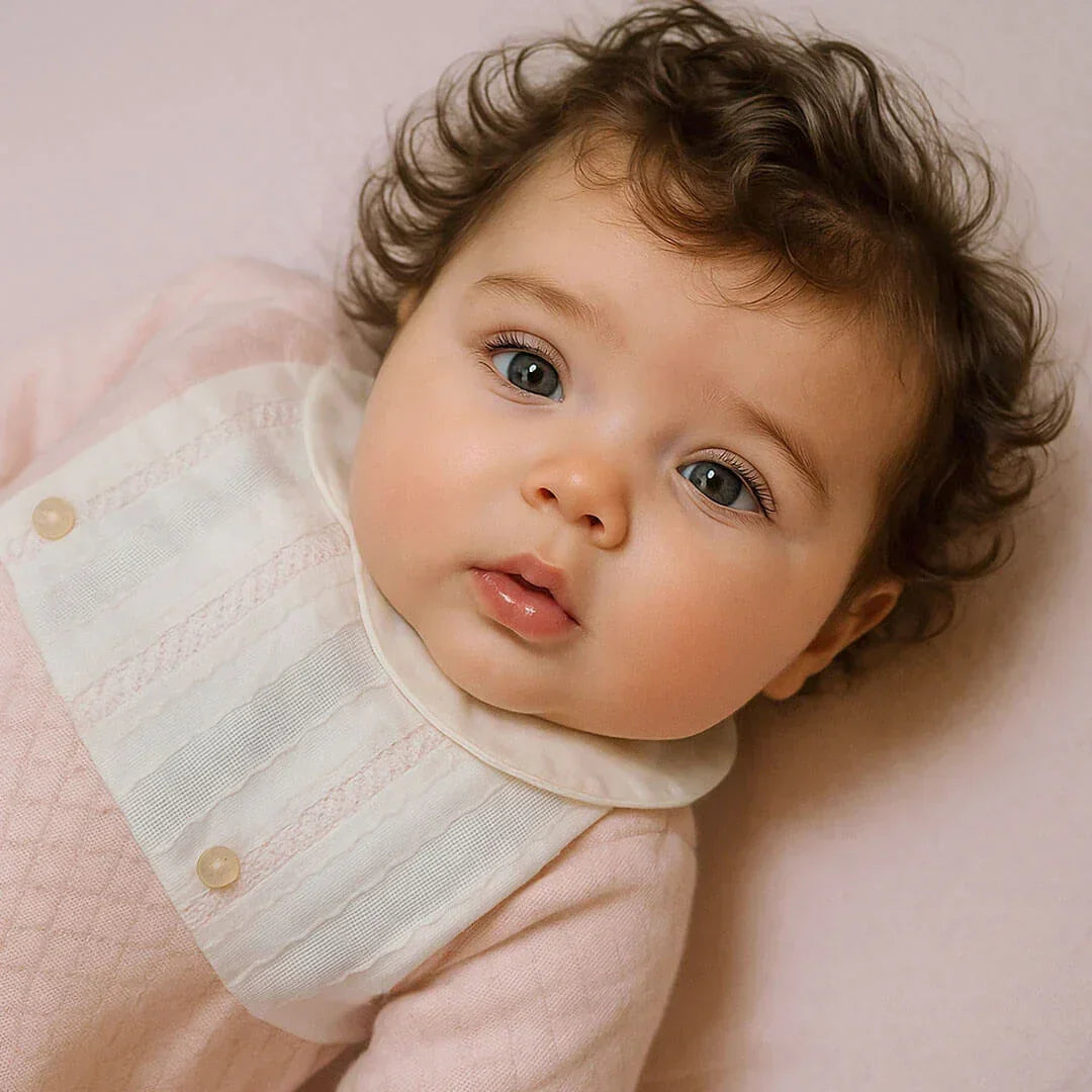 Menina vestida com Babygrow Mimos 