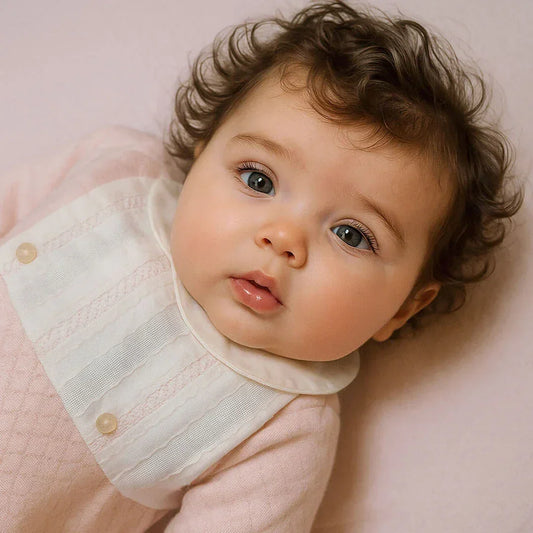 Menina vestida com Babygrow Mimos 