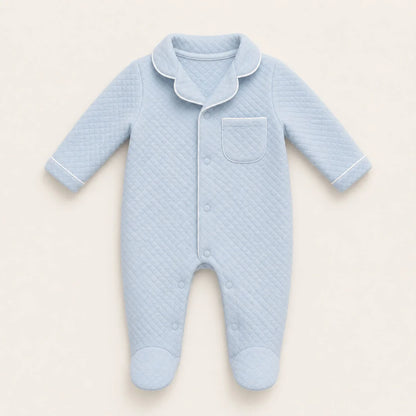 Babygrow para menino em malha algodão azul e abrir à frente e nas duas pernas.