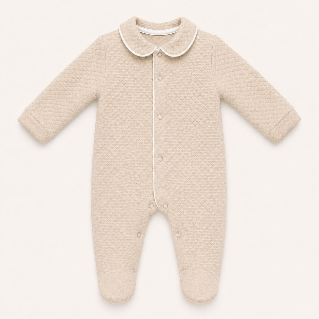 Babygrow em malha losango, a abrir à frente e nas duas pernas, para facilitar a muda de roupa bem como a fralda 
