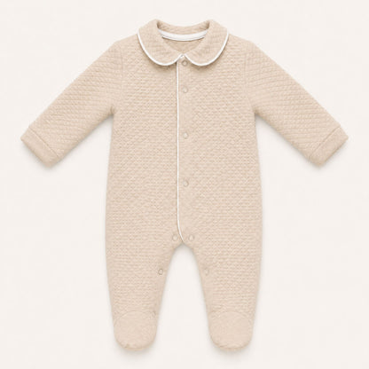 Babygrow em malha losango, a abrir à frente e nas duas pernas, para facilitar a muda de roupa bem como a fralda 