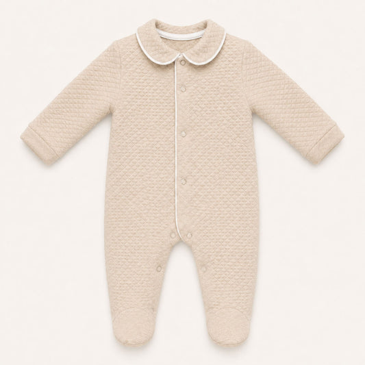 Babygrow em malha losango, a abrir à frente e nas duas pernas, para facilitar a muda de roupa bem como a fralda 