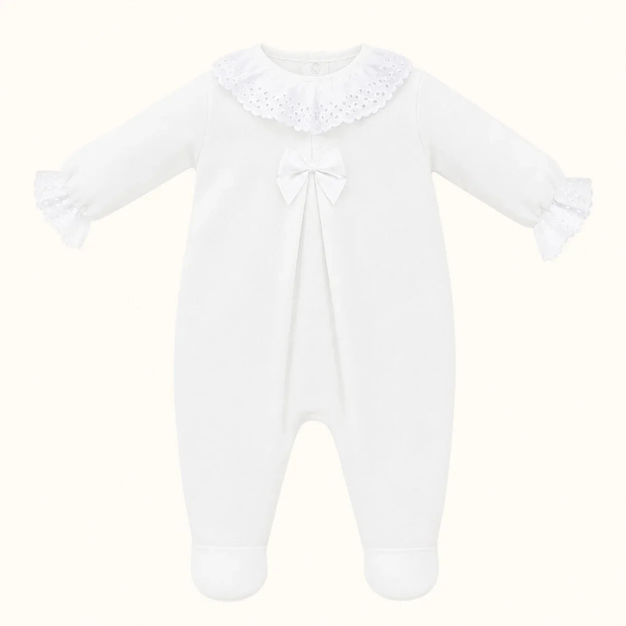 babygrow branco para bebé com gola bordada, laço central e punhos rendados