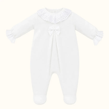babygrow branco para bebé com gola bordada, laço central e punhos rendados