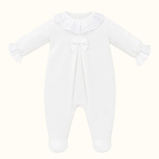 babygrow branco para bebé com gola bordada, laço central e punhos rendados
