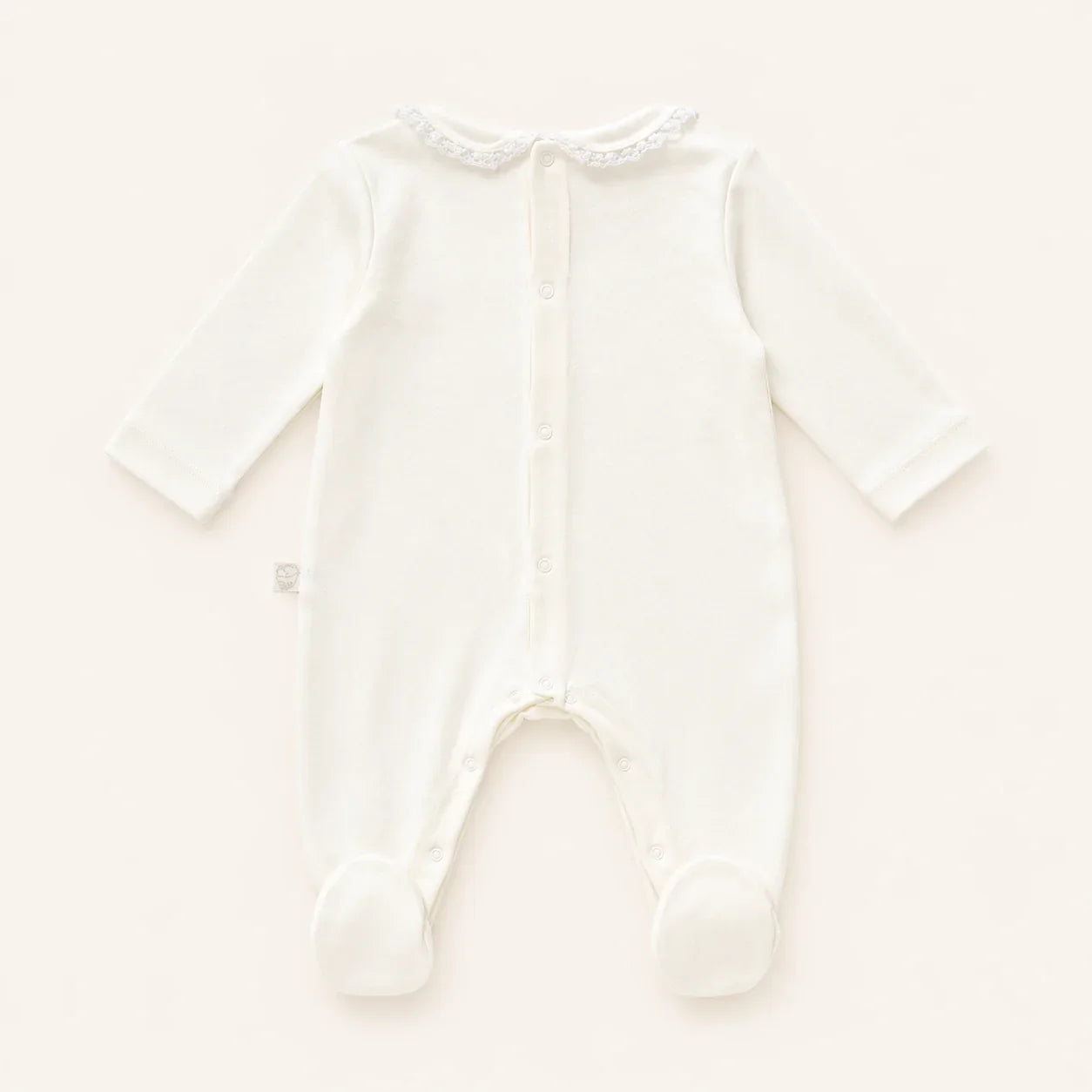 babygrow bege algodão para bebé, manga comprida, vista traseira, gola rendada
