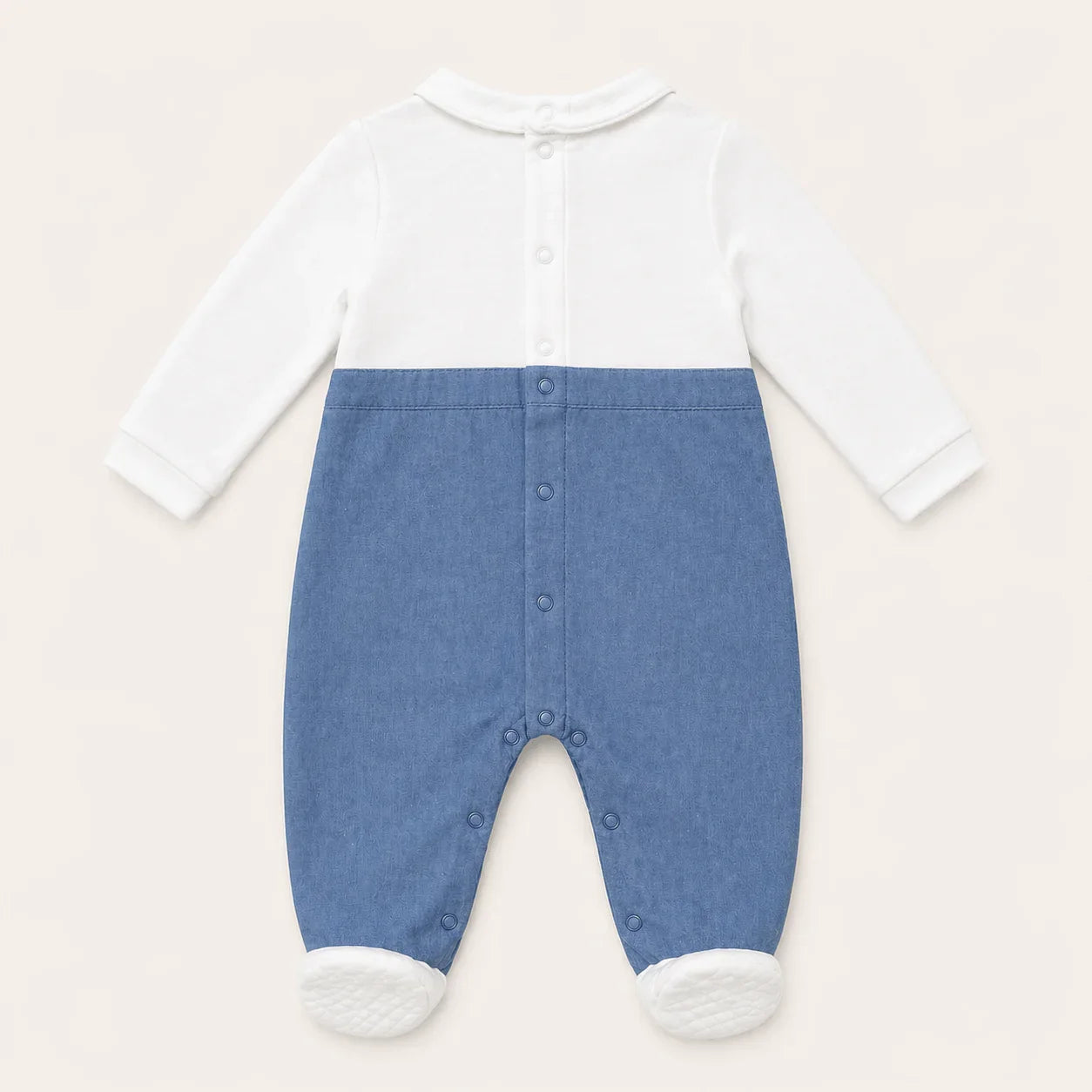Babygrow bebê algodão manga comprida branco e azul jeans, abotoamento traseiro, pés fechados