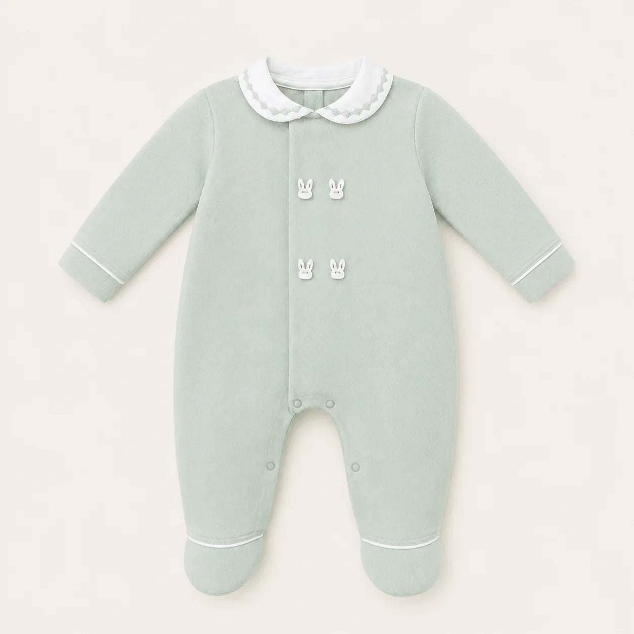 babygrow verde com golinha branca e botões decorativos de coelho, roupa de bebé confortável. A apertar à frente e nas duas pernas.