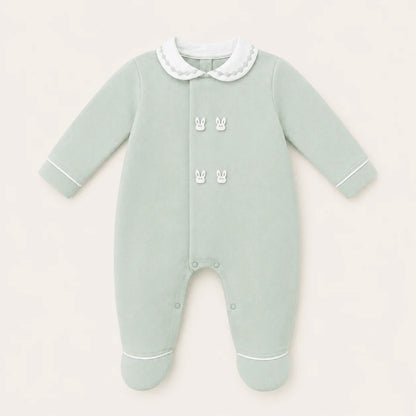 babygrow verde com golinha branca e botões decorativos de coelho, roupa de bebé confortável. A apertar à frente e nas duas pernas.