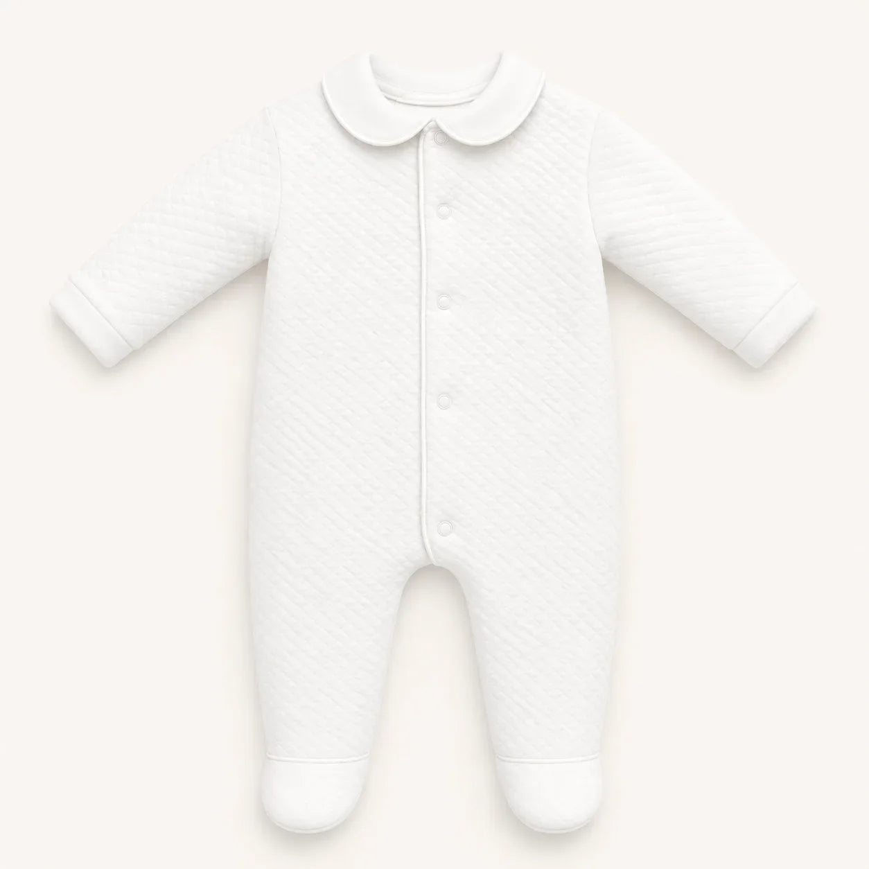 babygrow de algodão branco com gola redonda, mangas compridas e botões frontais