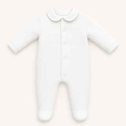 babygrow de algodão branco com gola redonda, mangas compridas e botões frontais