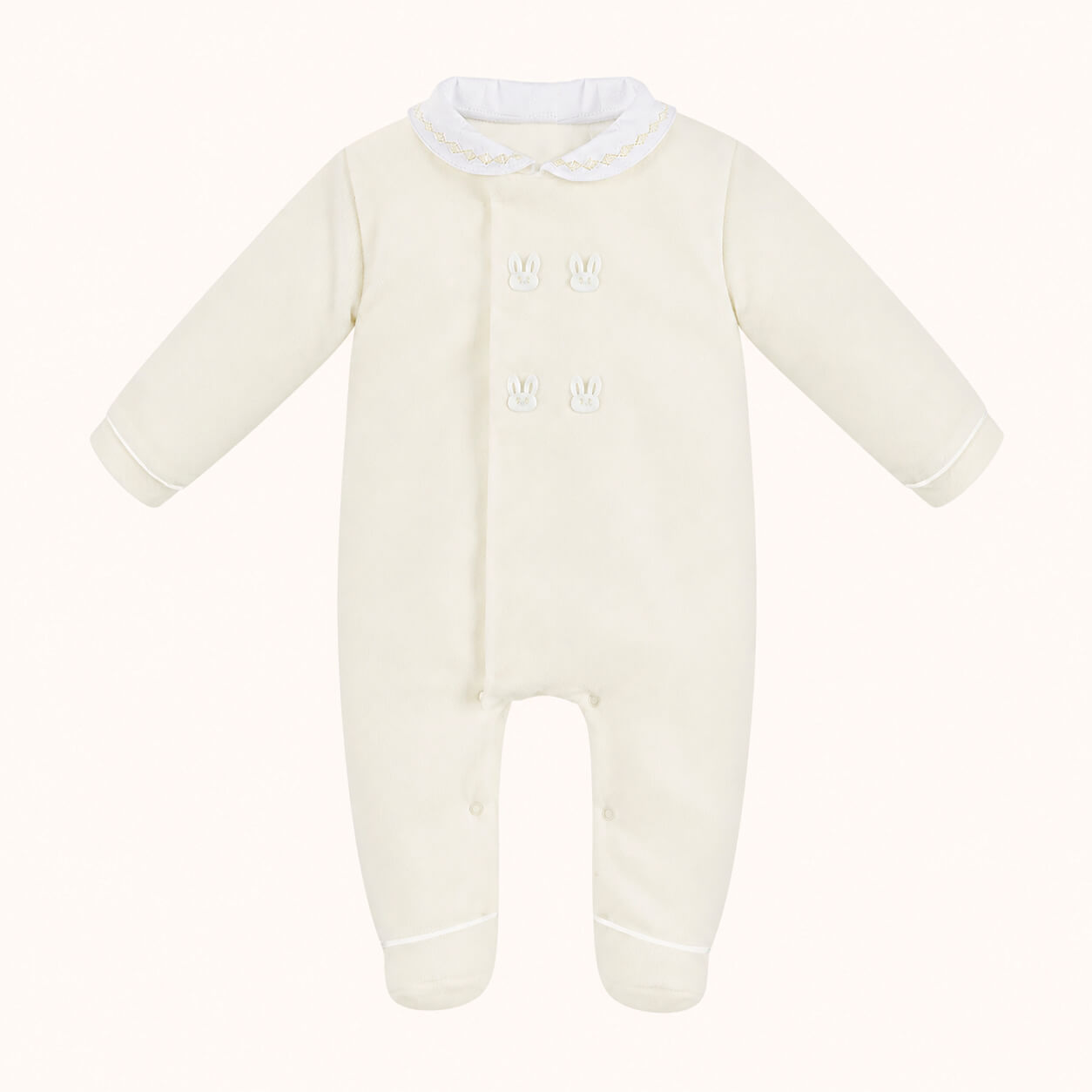 Babygrow de bebé em veludo bege, manga comprida, detalhes de coelhinhos bordados