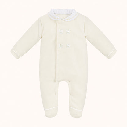 Babygrow de bebé em veludo bege, manga comprida, detalhes de coelhinhos bordados