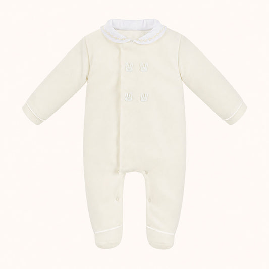Babygrow de bebé em veludo bege, manga comprida, detalhes de coelhinhos bordados
