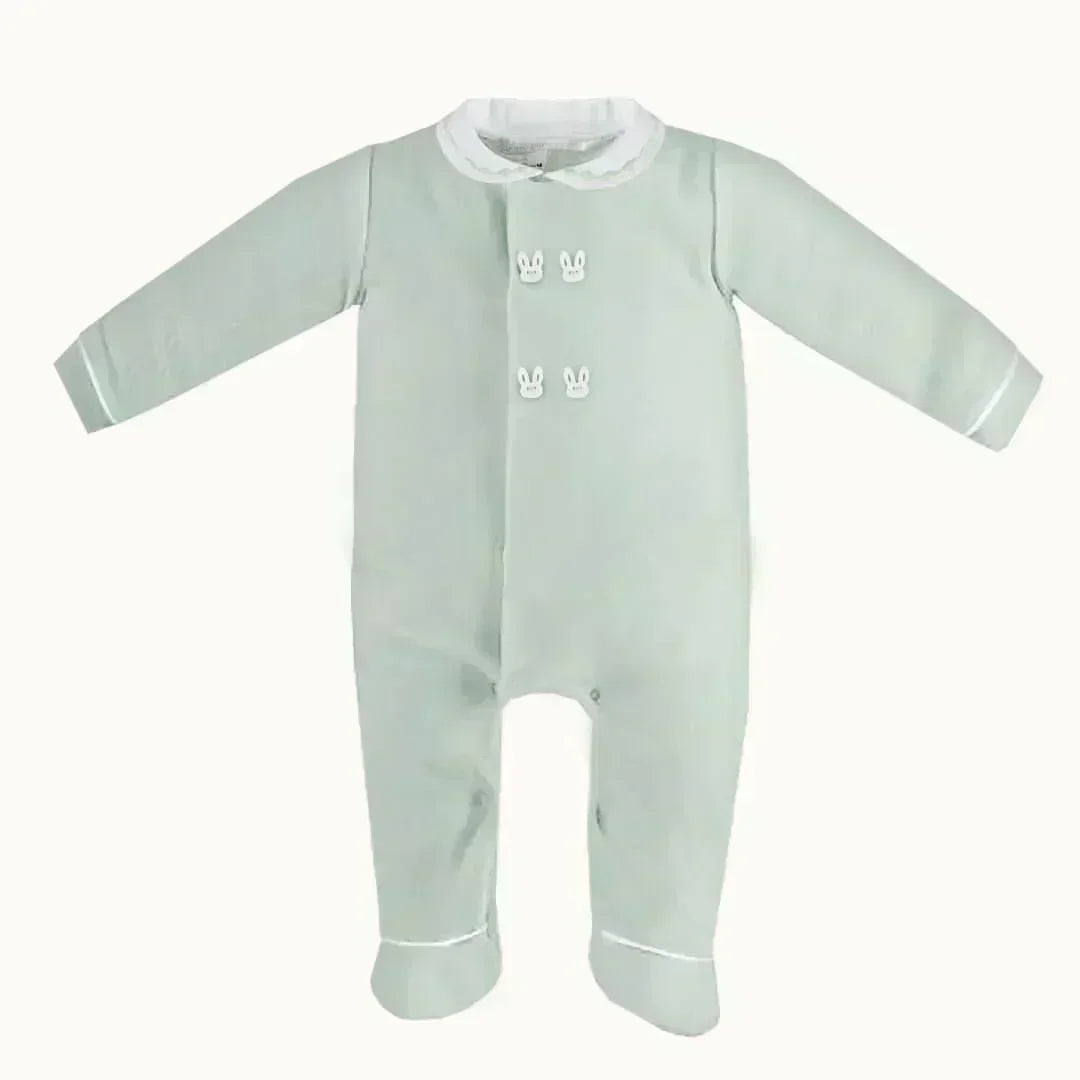 babygrow verde claro de algodão para bebê com gola branca e detalhes de coelhinhos bordados