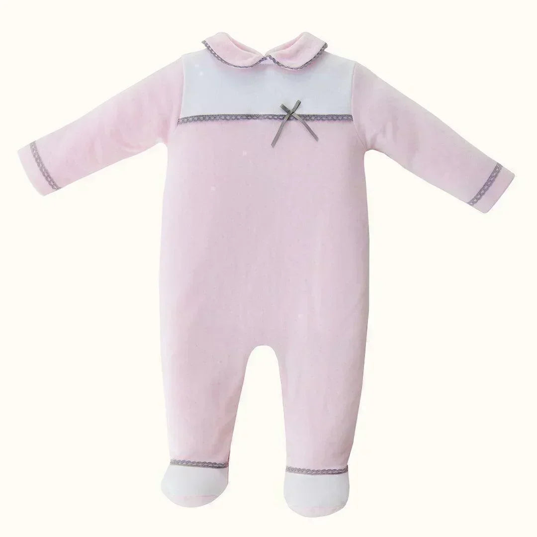 Babygrow rosa para bebê menina com gola, laço cinza e detalhes delicados em renda.