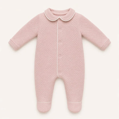 babygrow bebê menina rosa velho matelassê com gola redonda, manga longa e botões frontais