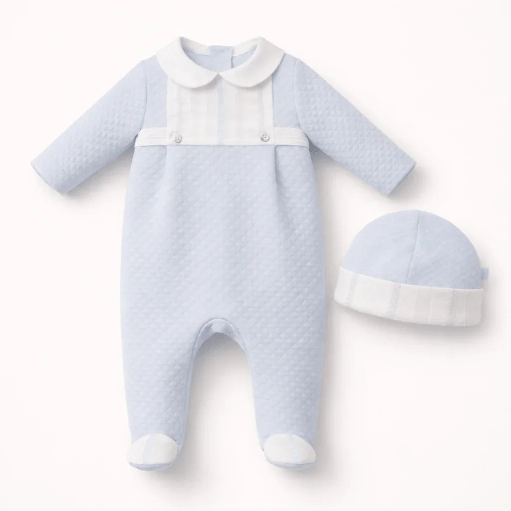 Babygrow azul de manga comprida com gorro, tecido acolchoado, detalhe branco, roupa de bebê confortável.
