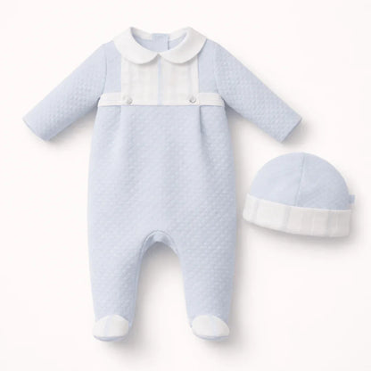 Babygrow azul de manga comprida com gorro, tecido acolchoado, detalhe branco, roupa de bebê confortável.