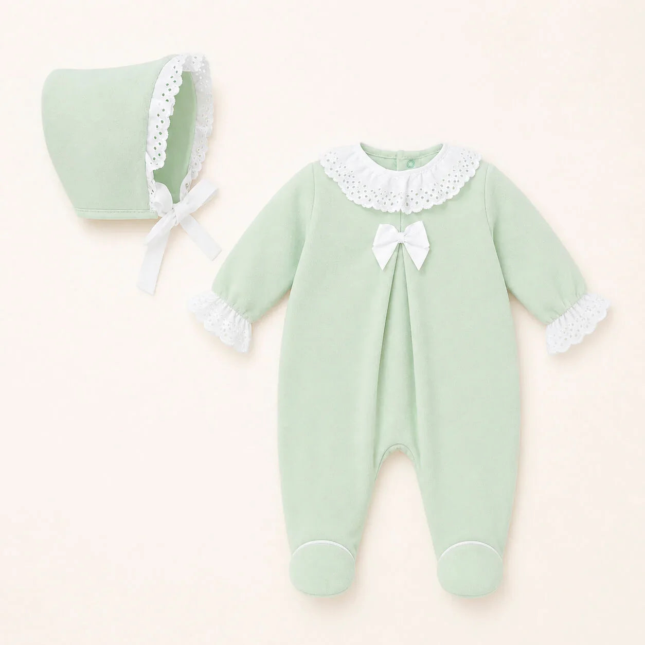 babygrow verde com laço branco e touca de renda, roupa de bebé confortável e delicada