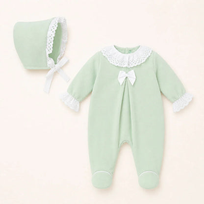 babygrow verde com laço branco e touca de renda, roupa de bebé confortável e delicada