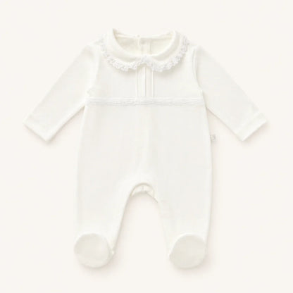 babygrow bege em malha de algodão com gola rendada e mangas compridas para recém-nascido