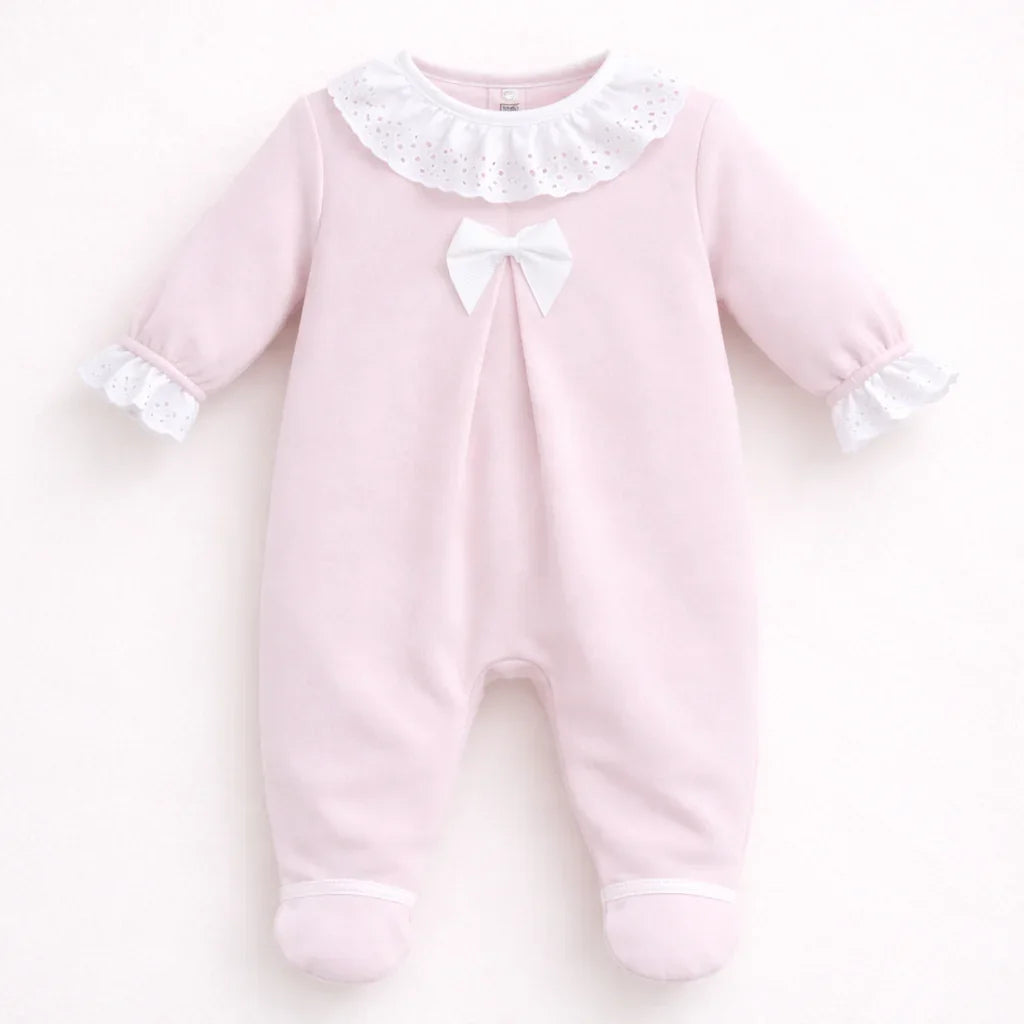 babygrow rosa em malha de veludo com gola e punhos rendados e laço branco para bebé