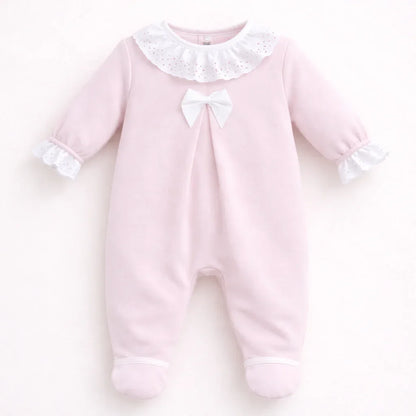 babygrow rosa em malha de veludo com gola e punhos rendados e laço branco para bebé