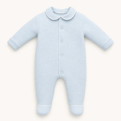babygrow azul acolchoado para menino, com gola peter pan e botões frontais