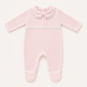 Babygrow rosa para menina com gola de renda e detalhes delicados, manga comprida