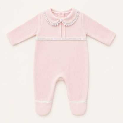 Babygrow rosa para menina com gola de renda e detalhes delicados, manga comprida