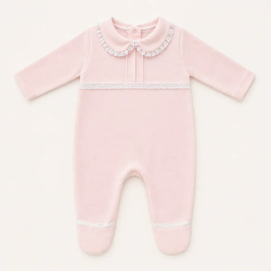 Babygrow rosa para menina com gola de renda e detalhes delicados, manga comprida