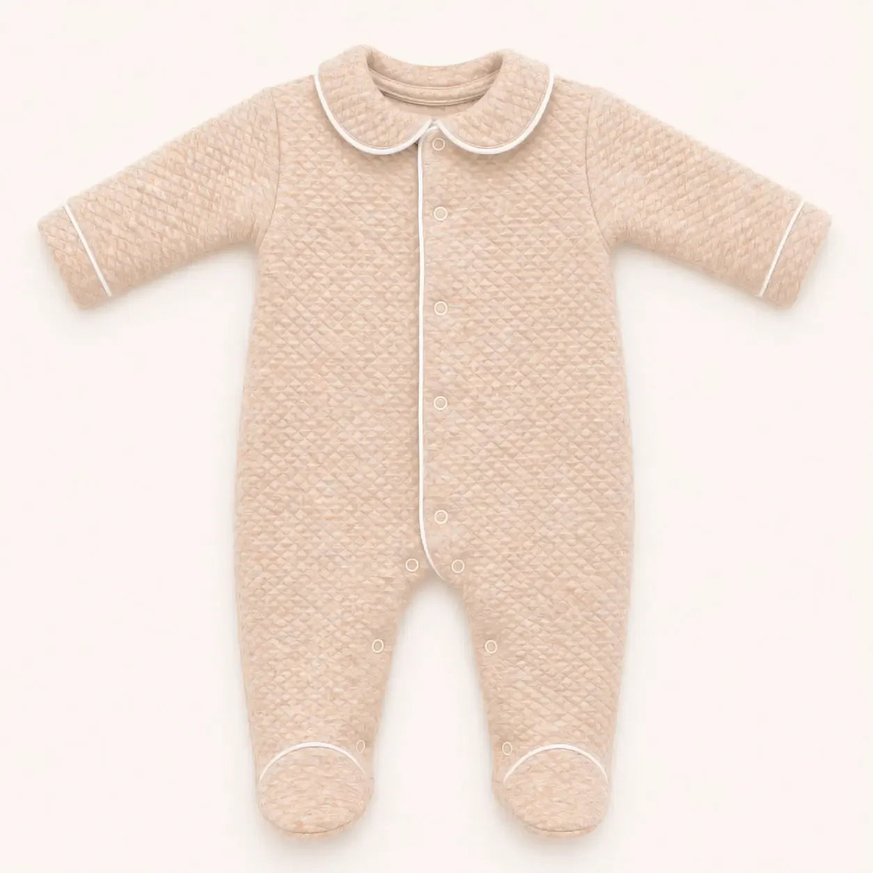 Babygrow bege recém-nascido com textura diamantada e detalhes em branco, confortável e macio.