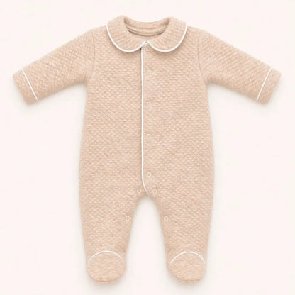 Babygrow bege recém-nascido com textura diamantada e detalhes em branco, confortável e macio.