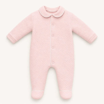 Babygrow rosa para recém-nascido, matelassê, manga longa e acabamento delicado.