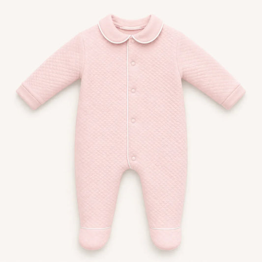 Babygrow rosa para recém-nascido, matelassê, manga longa e acabamento delicado.
