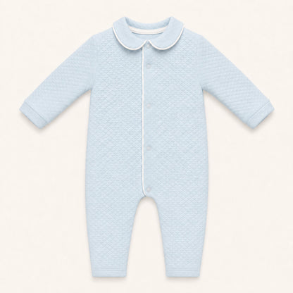 Babygrow em malha losango, a abrir à frente e nas duas pernas, para facilitar a muda de roupa bem como a fralda