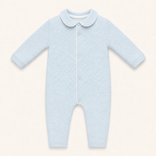 Babygrow em malha losango, a abrir à frente e nas duas pernas, para facilitar a muda de roupa bem como a fralda