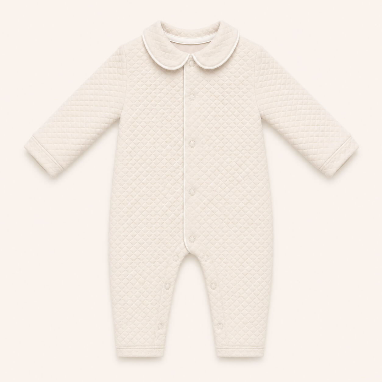 Babygrow sem Pés, em malha losango bege, a abrir à frente e nas duas pernas, para facilitar a muda de roupa bem como a fralda
