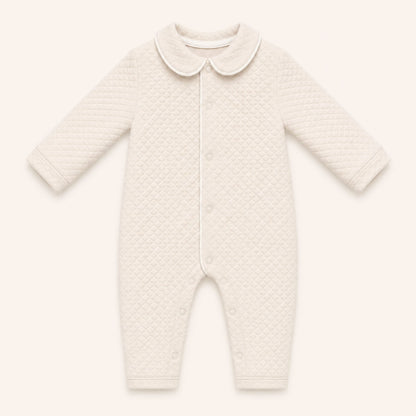 Babygrow sem Pés, em malha losango bege, a abrir à frente e nas duas pernas, para facilitar a muda de roupa bem como a fralda