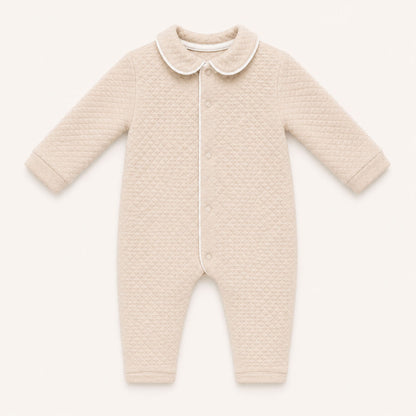 Babygrow sem Pés em malha losango, a abrir à frente e nas duas pernas, para facilitar a muda de roupa bem como a fralda