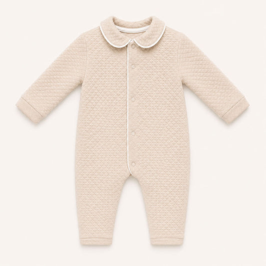 Babygrow sem Pés em malha losango, a abrir à frente e nas duas pernas, para facilitar a muda de roupa bem como a fralda