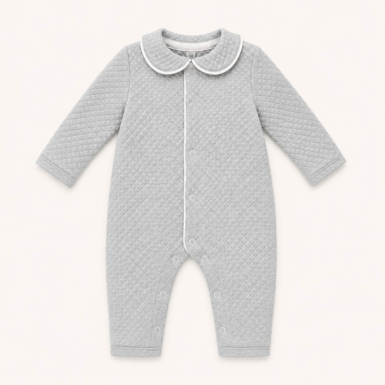 Babygrow sen pés em malha losango cinza, a abrir à frente e nas duas pernas, para facilitar a muda de roupa bem como a fralda