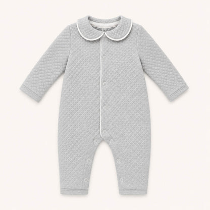 Babygrow sen pés em malha losango cinza, a abrir à frente e nas duas pernas, para facilitar a muda de roupa bem como a fralda