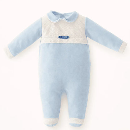 Babygrow de veludo azul para bebê com detalhes em renda e laço decorativo, manga longa.