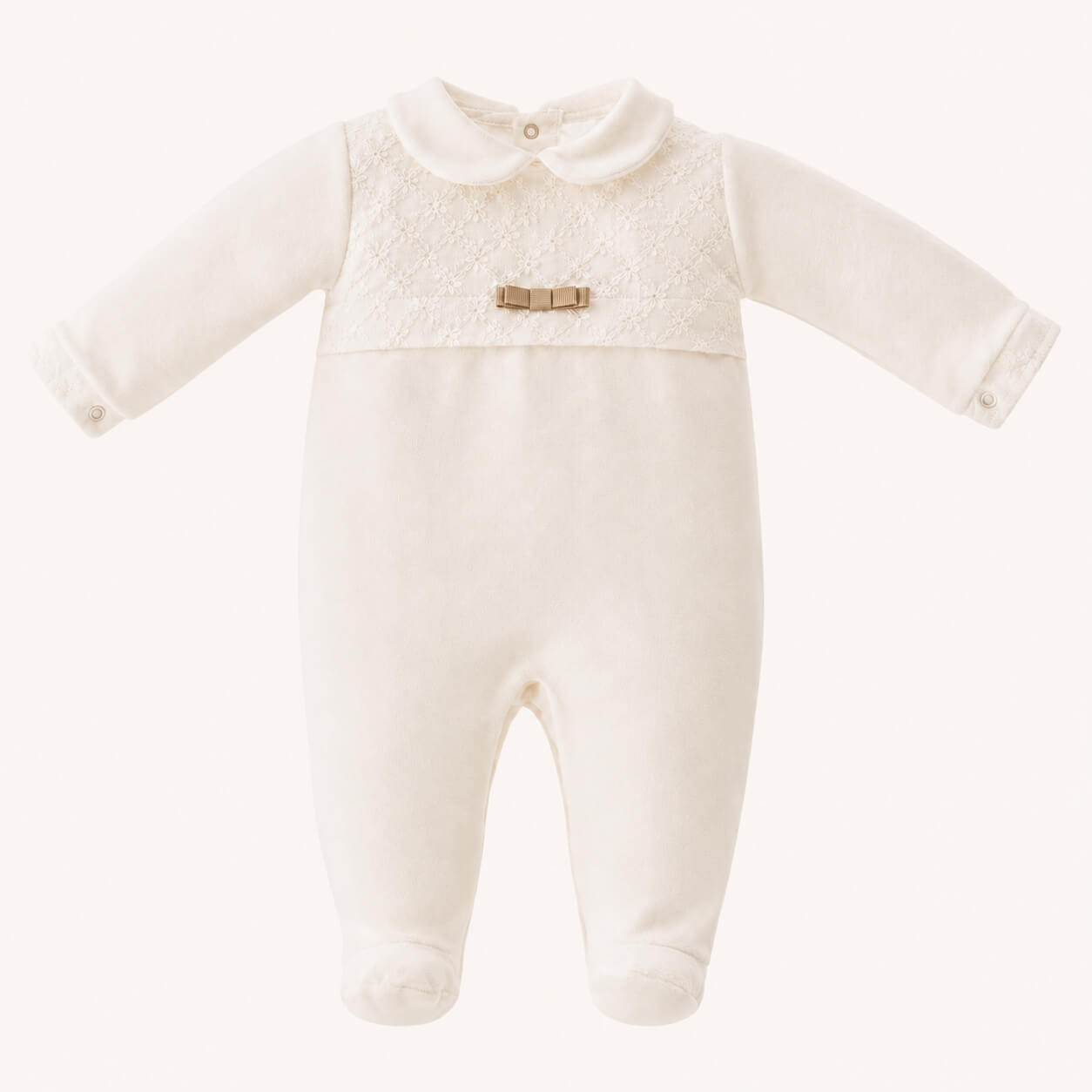 babygrow em veludo  com detalhes em renda e laço, ideal para recém-nascidos